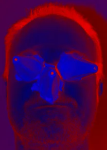 Digital verfremdetes Potrait, des Künstler und Designers Wolfram Schäfers, mit Eierkarton Hütchen vor Augen und Nase. | konzeptdesignkunst