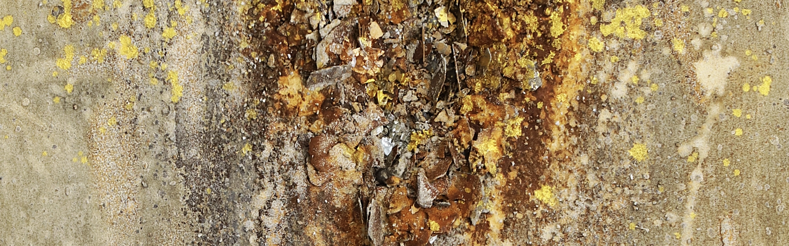 Metall- und Erdfarbener Untergrund, aus dem seltene Gesteine und Metalle wie Gold und Silber hervorbrechen. | konzeptdesignkunst