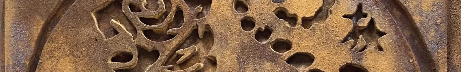 Auschnitt einer verrosteten Metallplatte mit der Shotokan Tigerrolle. | konzeptdesignkunst