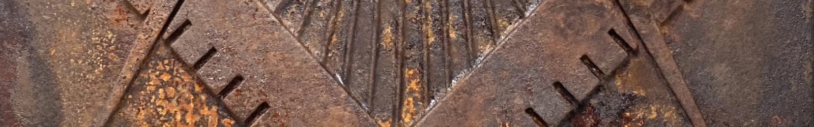 Ausschnitt eines abstrakten Wappens auf einer Leinwand. Eine oxidierte Acryl-/ Oxydmischung auf Applikationen zeigt eine uralte, verrostete Metallplatte mit einem Freimaurersymbol. Von dem zeitgenössischen Künstler Wolfram Schäfers. | konzeptdesignkunst