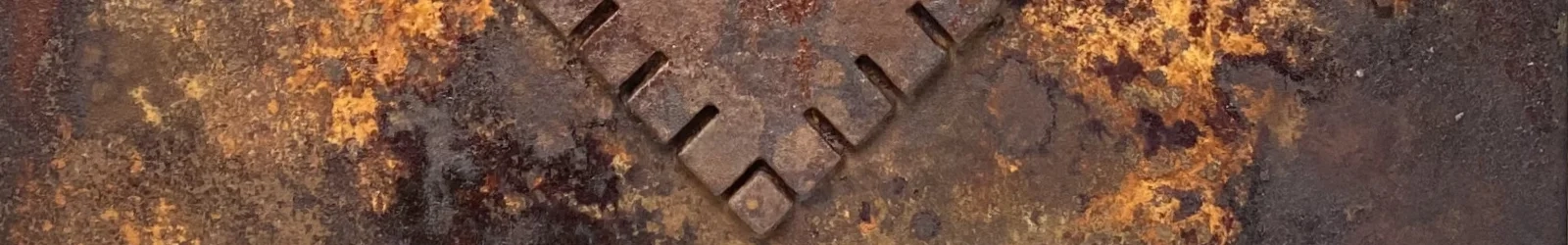 Ausschnitt eines abstrakten Wappens auf einer Leinwand. Eine oxidierte Acryl-/ Oxydmischung auf Applikationen zeigt eine  verrostete Metallplatte mit einem Freimaurersymbol. Von dem zeitgenössischen Künstler Wolfram Schäfers. | konzeptdesignkunst