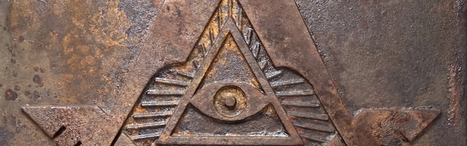 Ausschnitt eines abstrakten Wappens auf einer Leinwand. Eine oxidierte Acryl-/ Oxydmischung auf Applikationen zeigt eine scheinbar uralte, verrostete Metallplatte mit einem Freimaurersymbol. Von dem zeitgenössischen Künstler Wolfram Schäfers. | konzeptdesignkunst