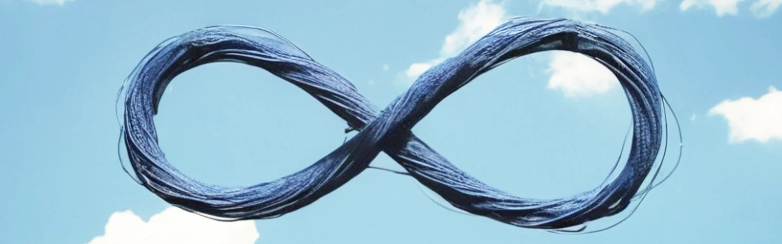 Unendlich-Zeichen aus Kordel geknüpft vor einem Wolkenhimmel. | konzeptdesignkunst Unendlich-Zeichen aus Kordel geknüpft vor einem Wolkenhimmel. | konzeptdesignkunst